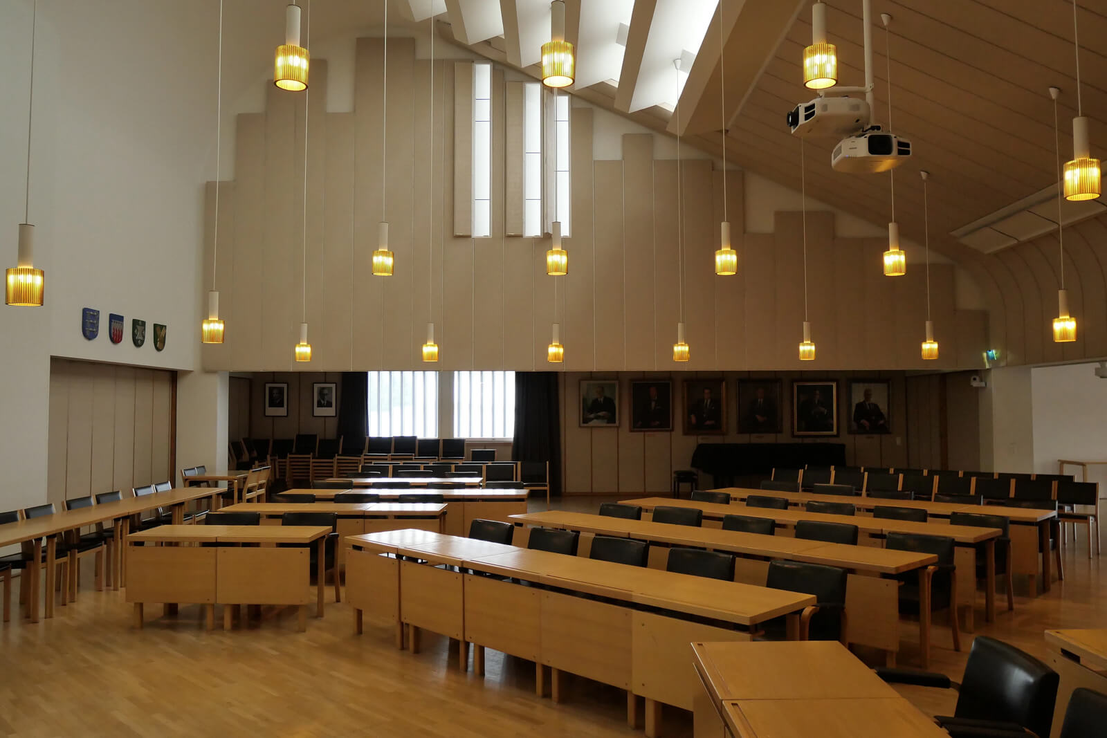 「A110（通称・手榴弾）」に似たデザインのペンダントライトが星のように浮かぶ議場