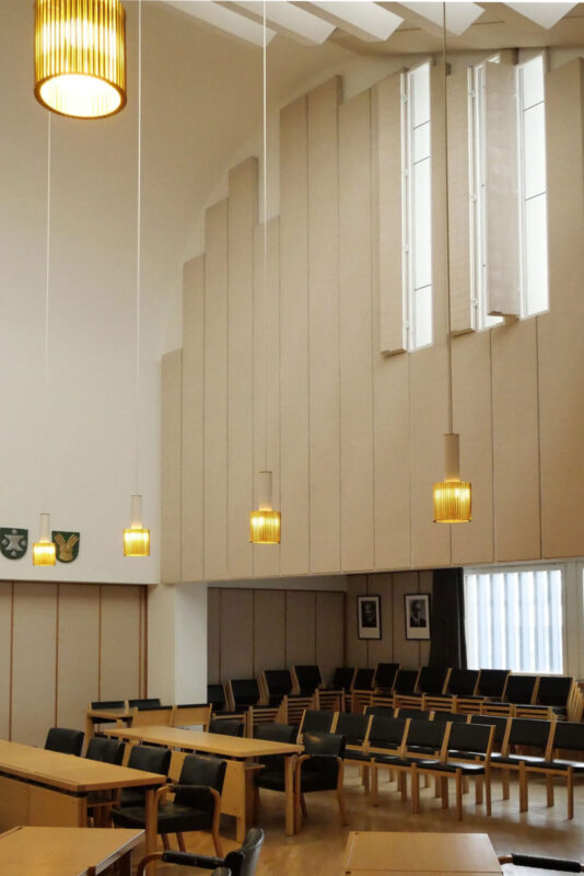 天井から壁面がアール形状にデザインされているのが特徴的