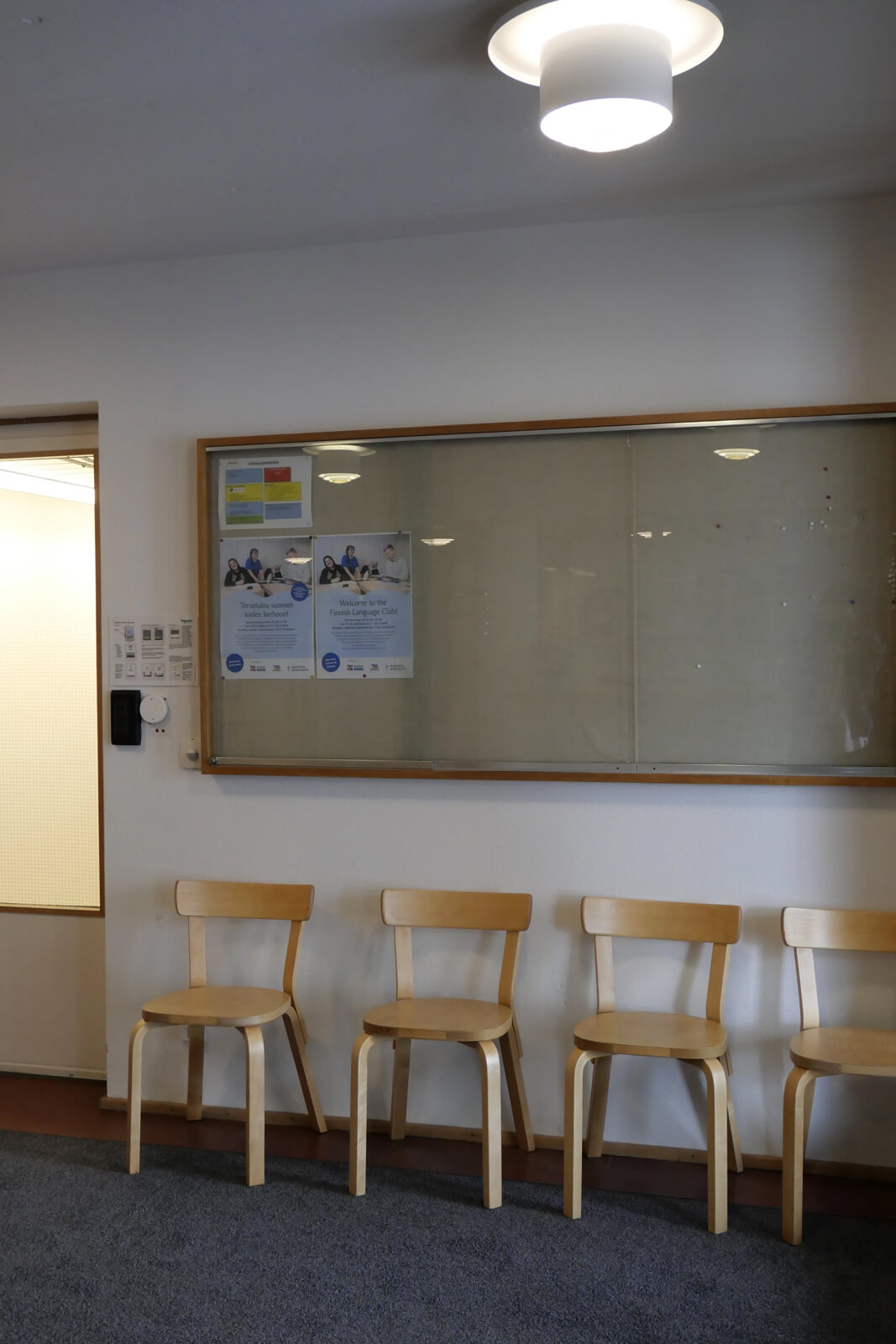 待ち合いスペースには、当たり前のようにアアルトのチェアが並ぶ