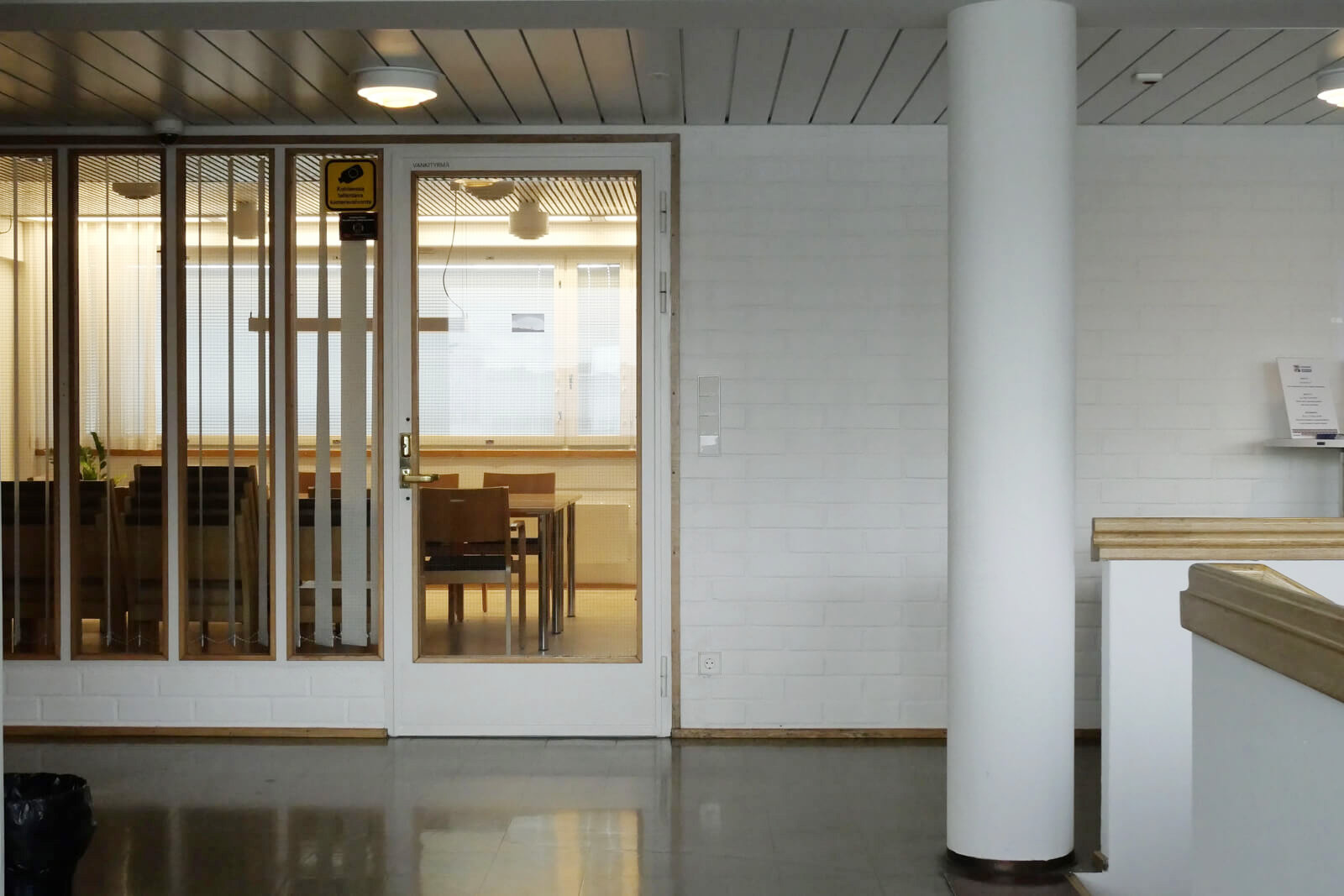 内壁は煉瓦を白く塗装している感じ。リノリウムの床面は間接的に部屋の明かりを反射して周囲を照らす効果も。円柱と天井とのバランスも絶妙