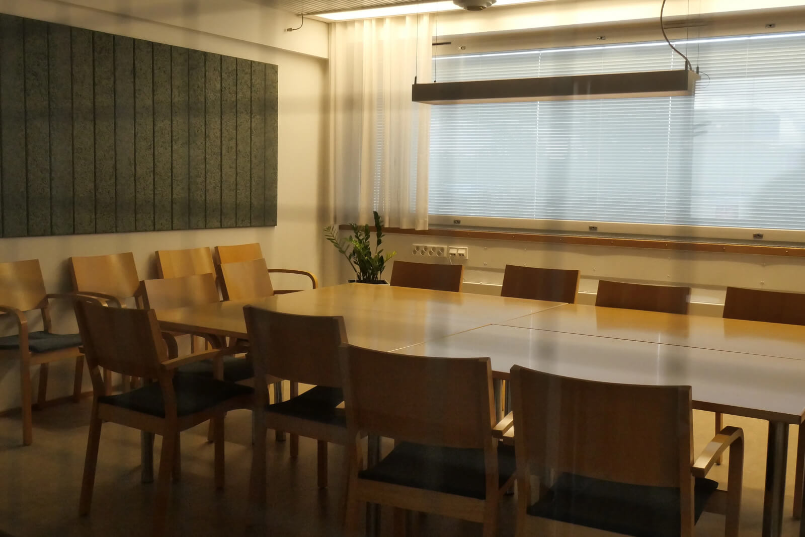 ガラスドア越しに会議室を覗き見…