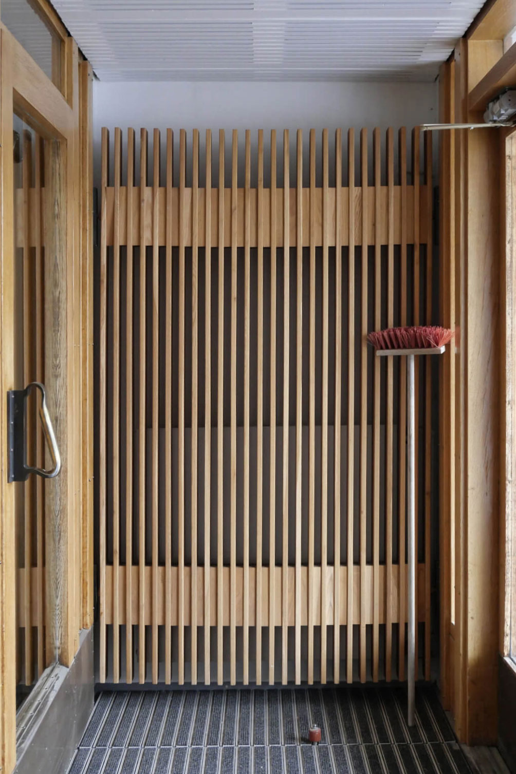 玄関の中間領域は、アアルトが設計する公共施設にはほとんど設けられているが、特にこの州庁舎は細いラインによる演出が印象的だった