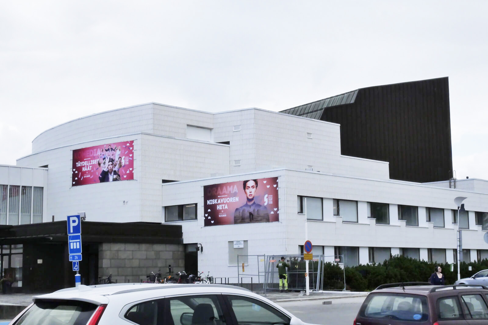 白が目を引く「劇場」の外観