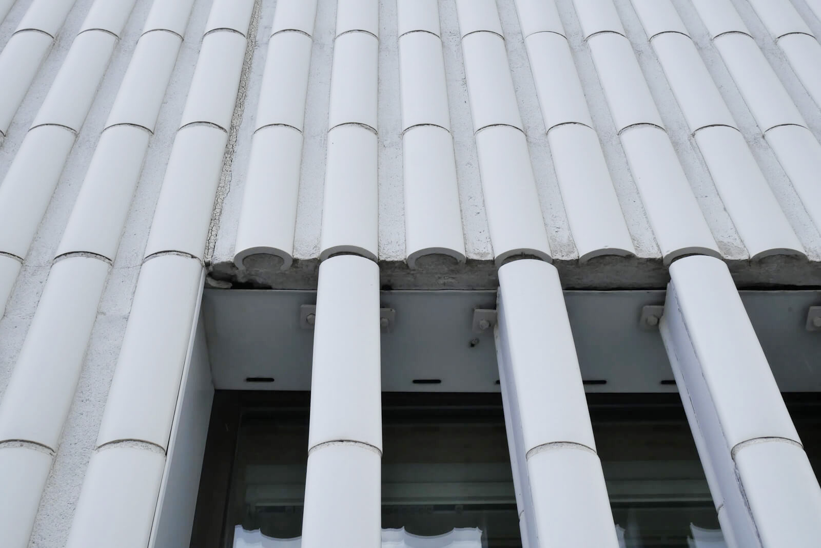 外壁材は白のタイル。近くで見てもディテールまで美しいのは、さすがアアルト