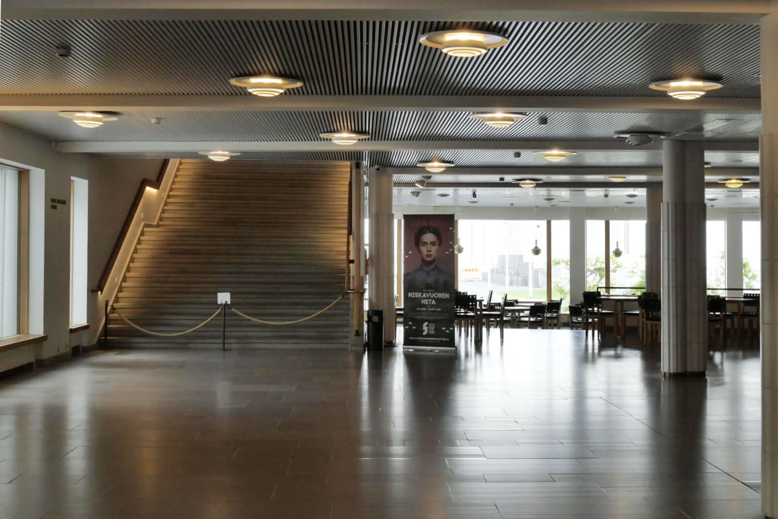 シアターへの階段と１階食堂付近を見る。光によって人の行動がコントロールされているように思えた