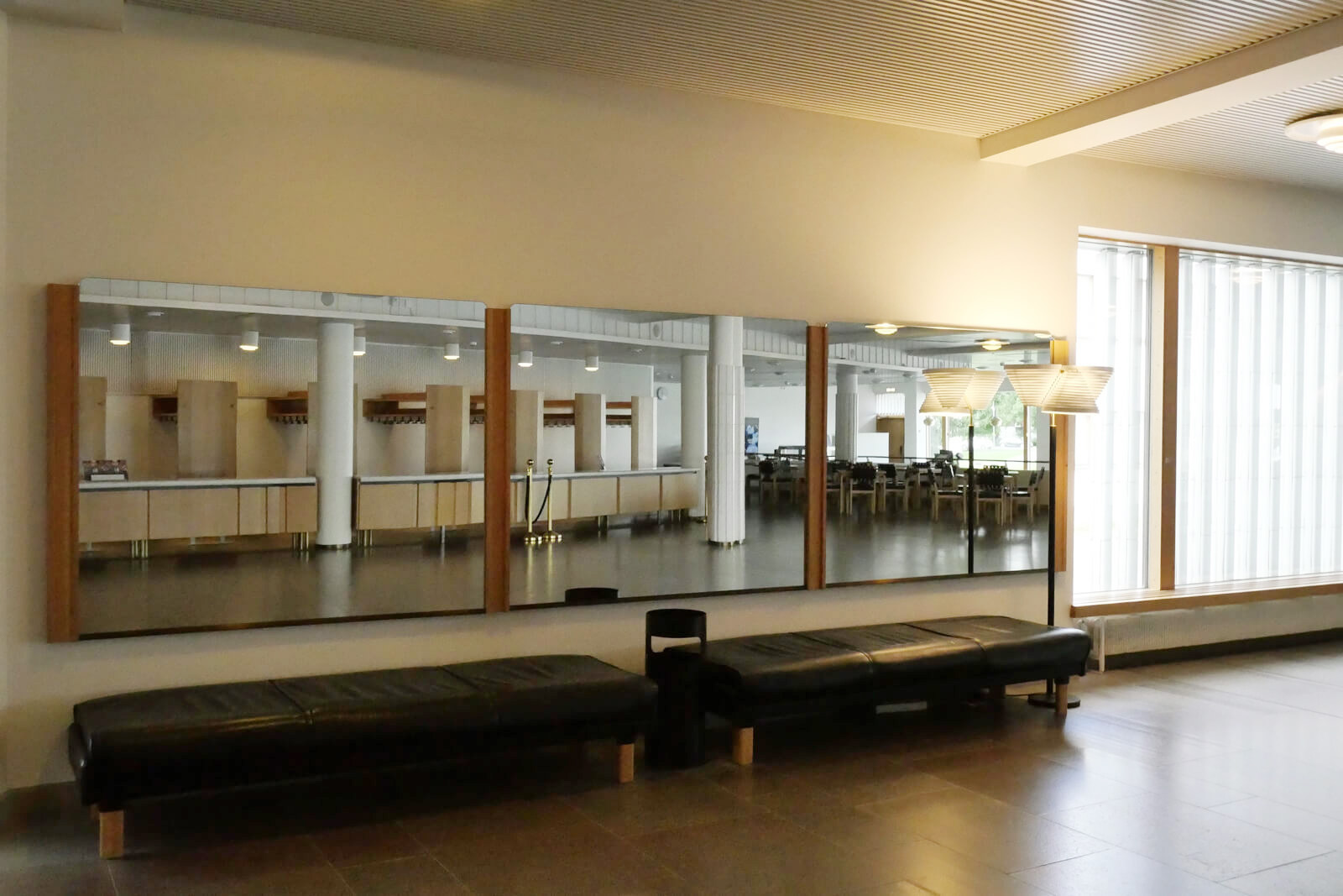 大きな鏡やクロークのアイデアは、フィンランディアホールにも受け継がれている