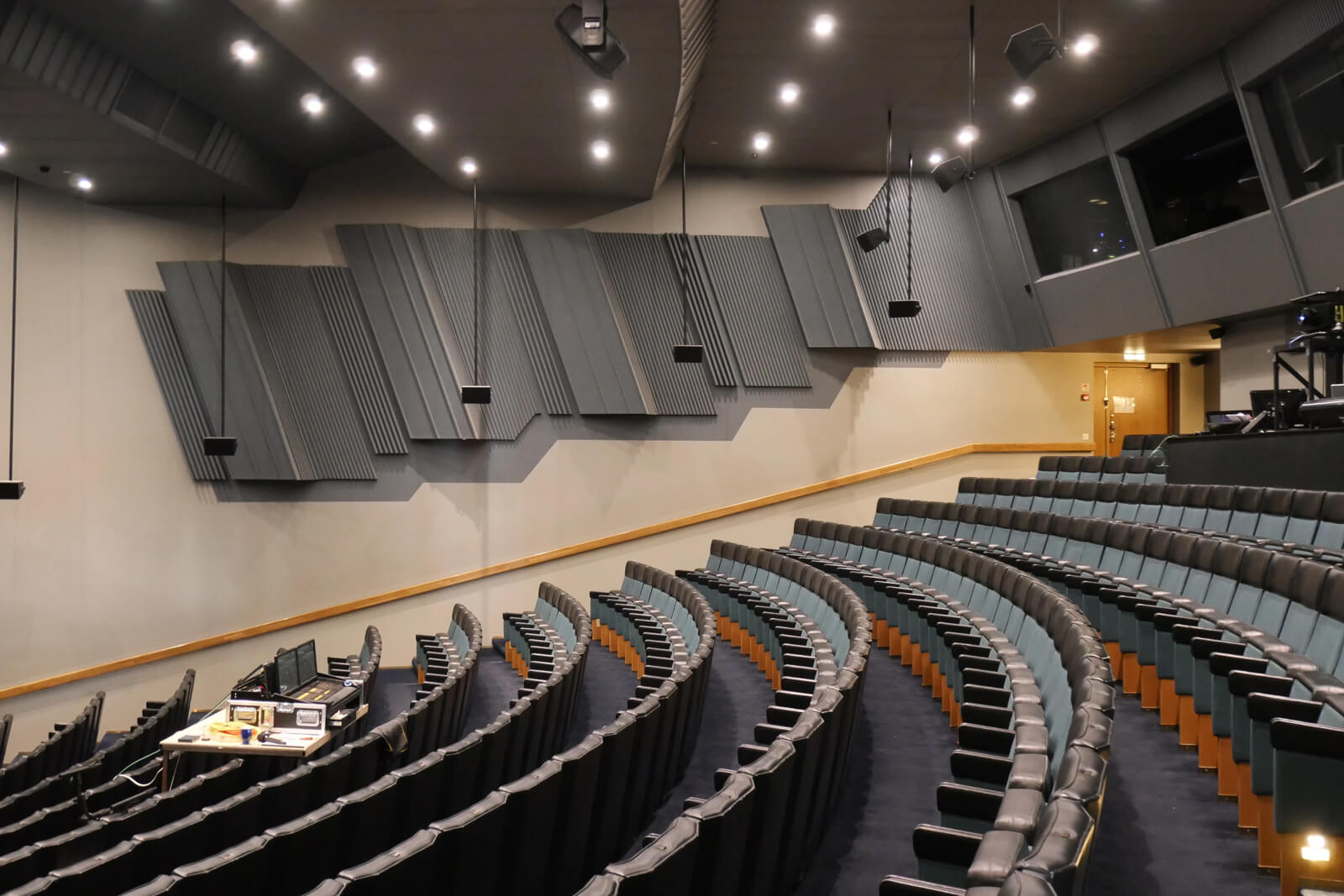 特別にシアター内部も見せてもらえた。グレーを基調として座面だけブルーグレーした館内は没入感を与えるためのデザイン。光を落として真っ暗になったとき、少しの明かりで「ここが劇場だったんだ」と気づかないようにしたかったのだそう。気遣い…