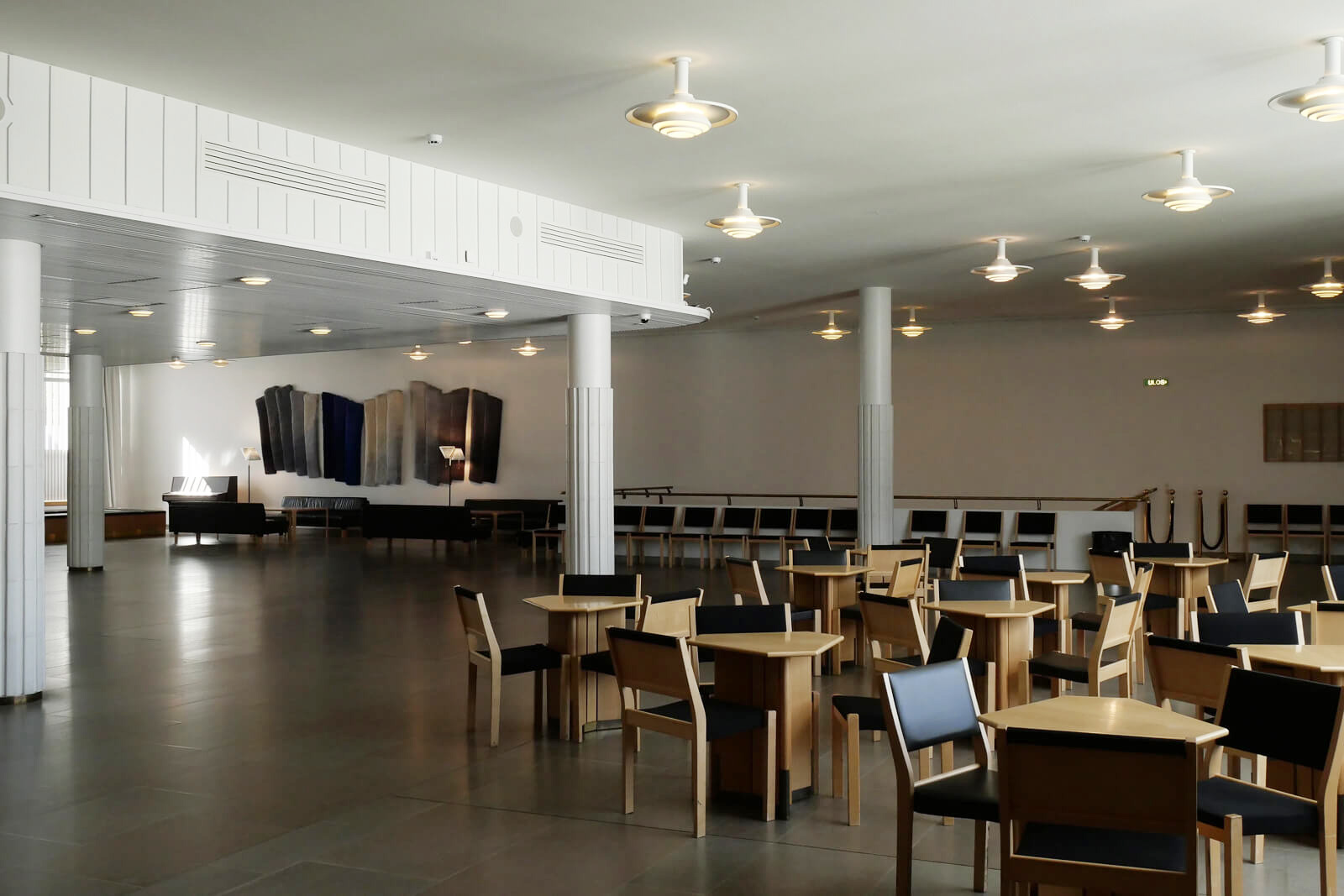 2階のホールと、その一角にあるカフェ。全体的にシックで落ち着いた雰囲気