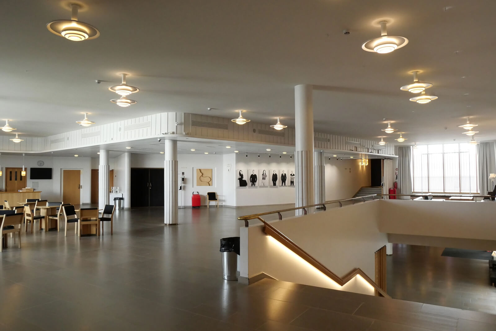 階段近くから、劇場の入口方向を見た内観。たくさんの観客が集うことを想定しているため、とても広々としている