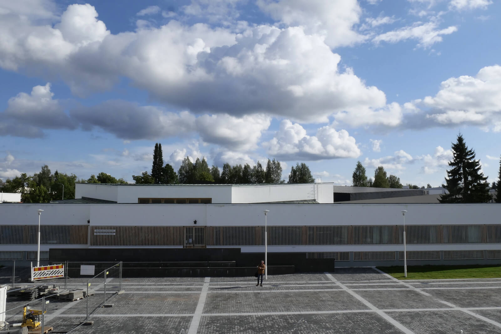 市庁舎側から見た旧図書館の外観