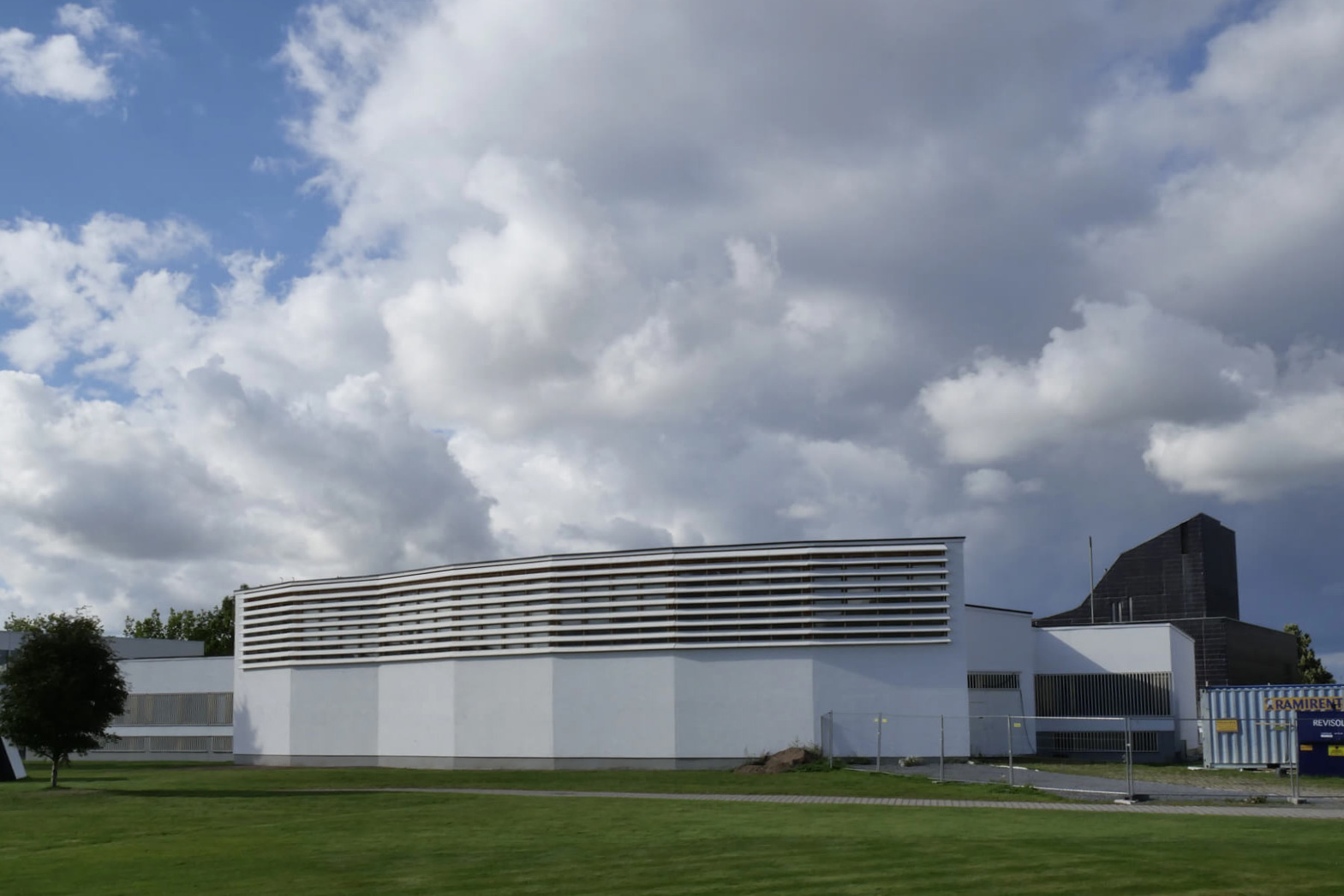 市庁舎側とは反対から見た外観。ジグザグの外形とルーバーのラインが、建築の個性を表現している