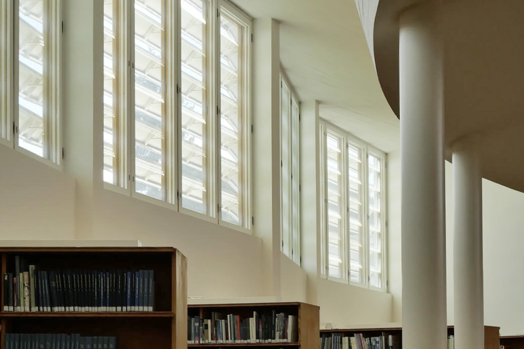 館内からは、外形のジグザグや直射日光を遮るためのルーバーがこんな感じに見える