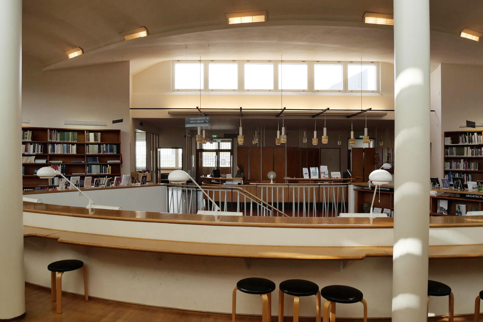 西側のハイサイドライトから外光を採り込む設計。照明も考えて配置されている