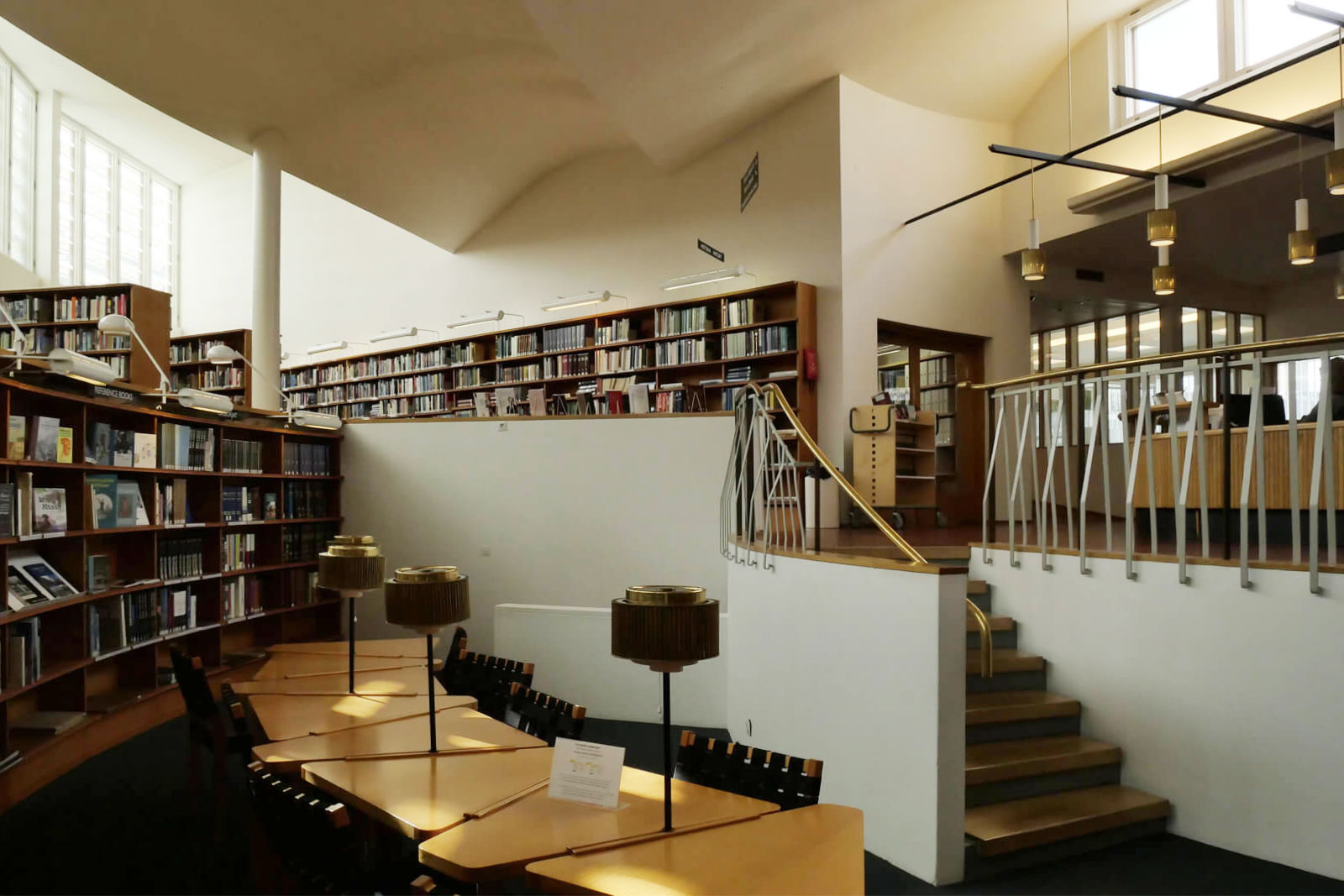 図書館ではあまり見ないようなスキップフロアを取り入れた設計。書棚と閲覧スペースがレイアウトされている。階段まわりのデザインが、いかにもアアルトらしい