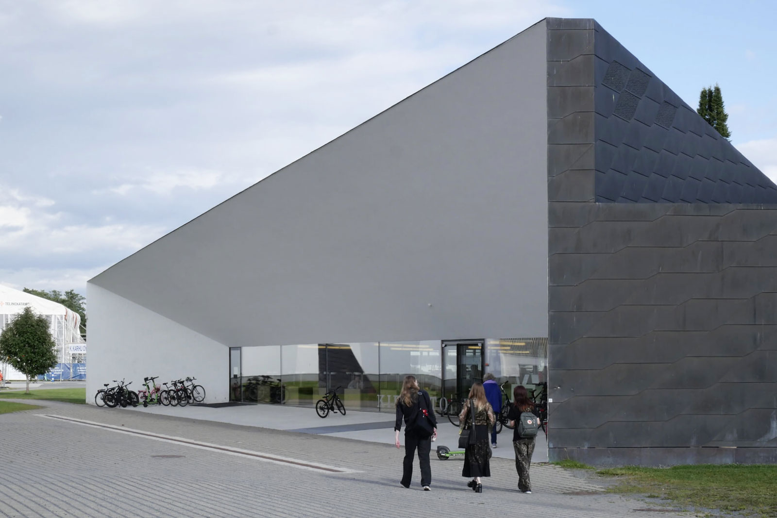 なんだかとても不思議な外観の建物