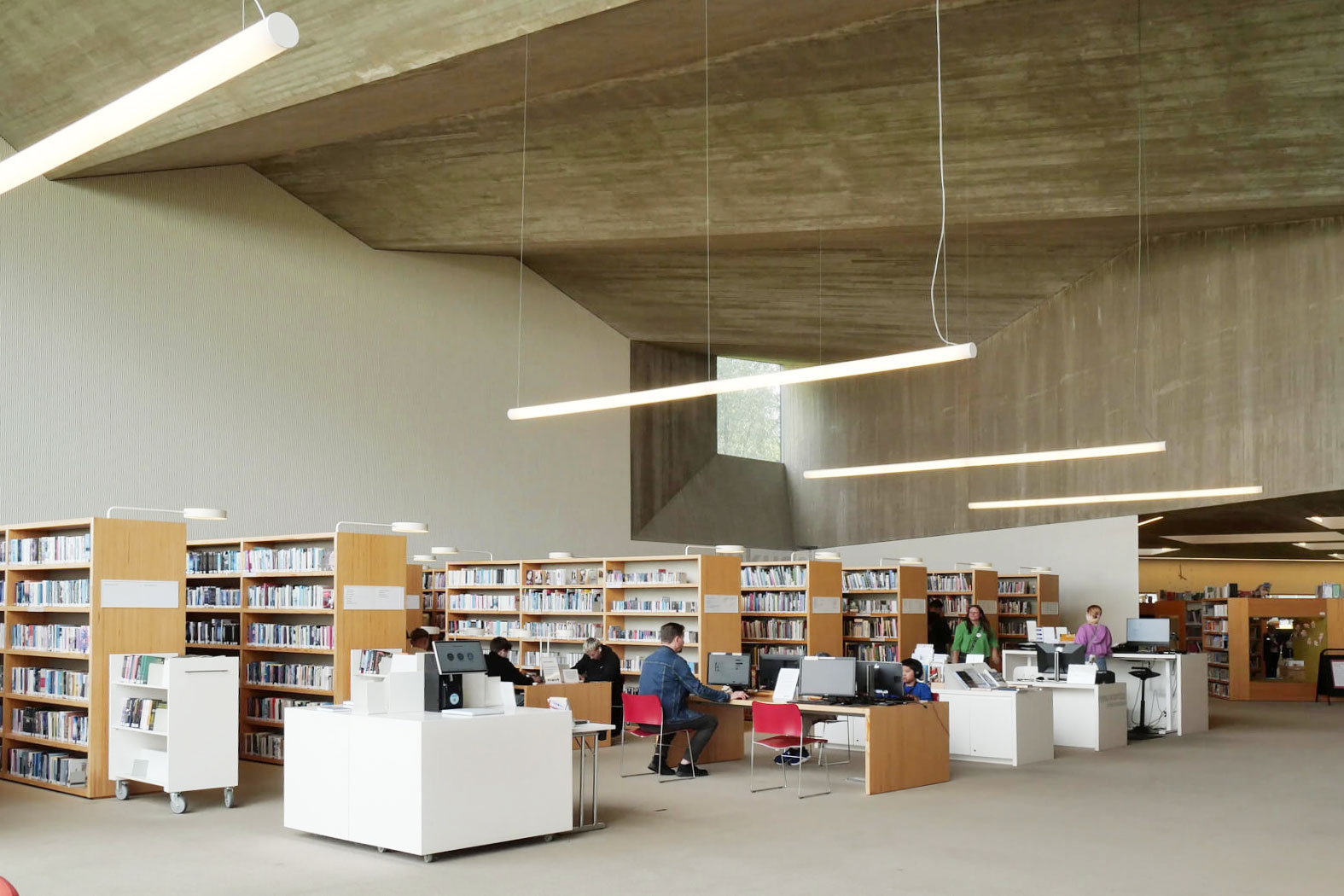 このエリアはワンルームの大空間。ジグザグデザインの天井やパースをきかせた大きな窓が非日常感を演出している