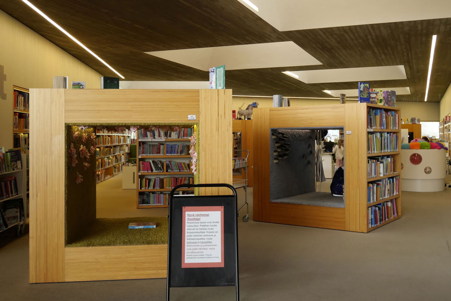 子どもたちの図書コーナー。大きなキューブに書棚と読書スペースが一体的にデザインされている