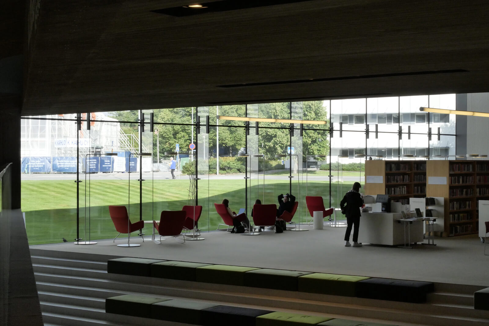 館内に安定的な明るさをもたらす北東側の大開口。とても現代的な図書館だった