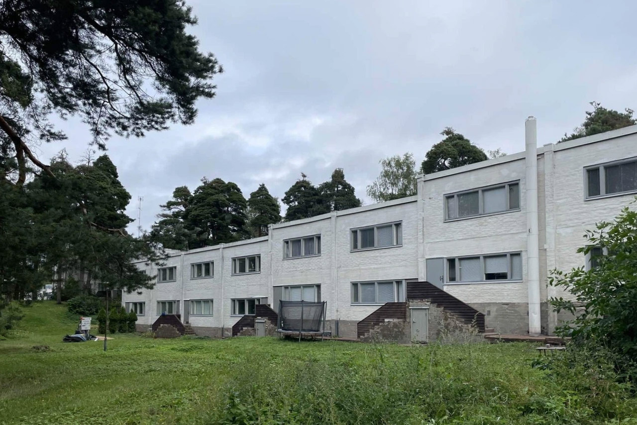土地の傾斜に沿って建てられている