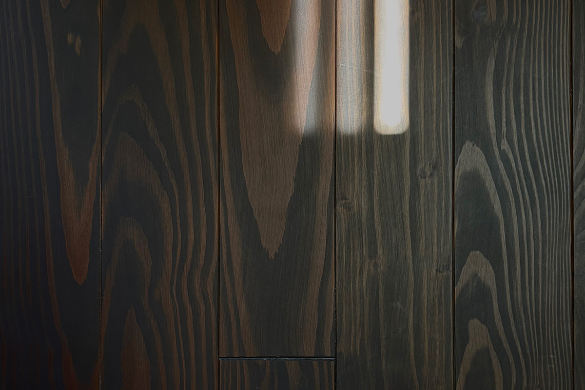 木目も色の違いも、けっこうくっきりはっきりしているカラマツ材