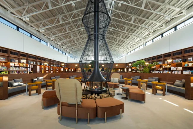 「本を売る場所」から「まちの居場所」へ。地域課題を解決する、体験型拠点の描き方