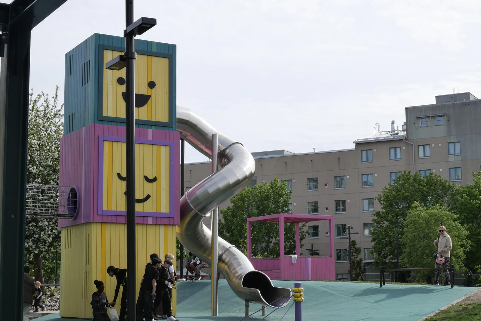親子連れでにぎわう公園。子どもたちの元気な声が響いてまちにも活気がある