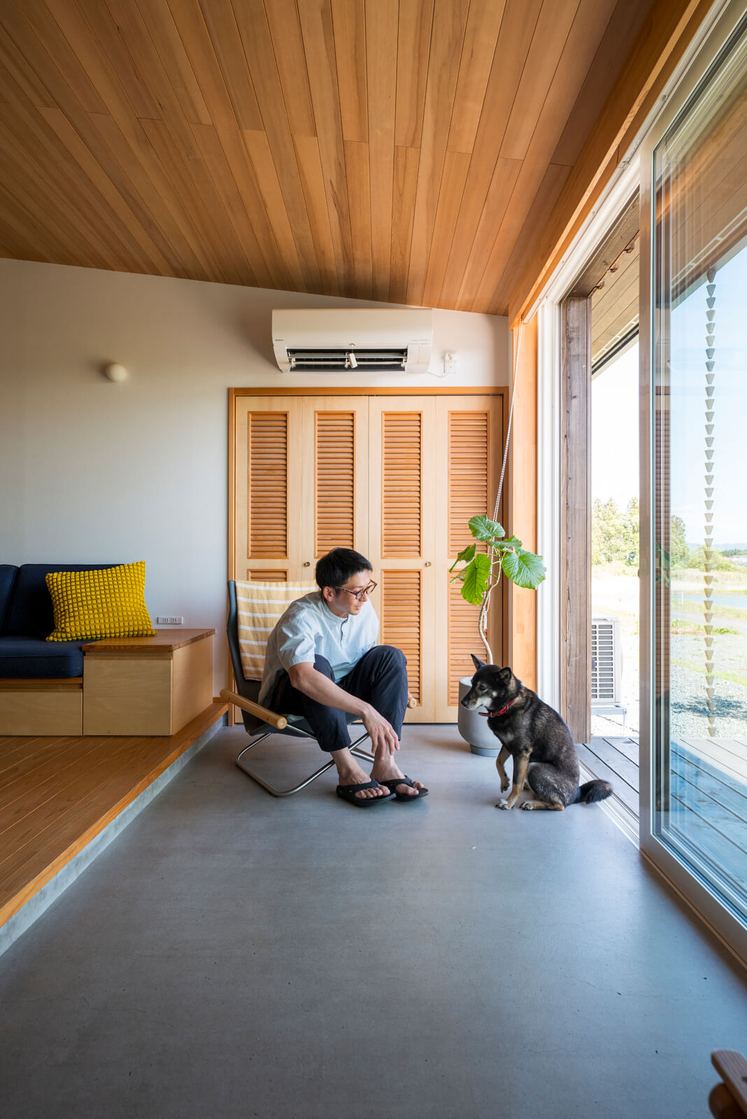 土間は愛犬の生活スペースとしても活用。窓を開ければウッドデッキとシームレスにつながる