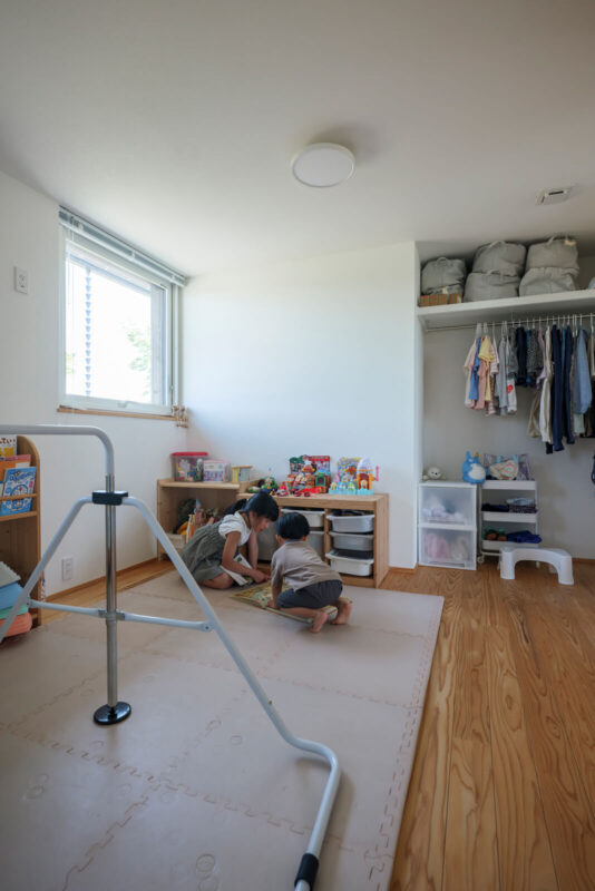 子ども部屋は当初5帖の予定だったが、新居の計画中に第2子の妊娠が分かり、急遽10帖に変更。いずれは壁を立てて2部屋にすることを想定している。コンセントは目立たないように通常よりも低く配置した