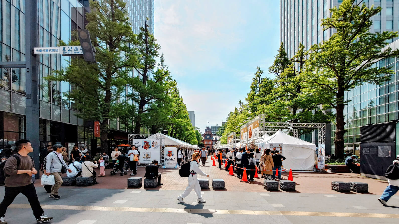 建築だけでなく、都市基盤設計・都市デザイン・環境デザインなど、さまざまな範囲で住民の生活の未来につながる価値を生み出している日本設計。札幌というまちにおいても、JRタワー（札幌駅南口開発ビル）、赤れんがテラス（札幌三井JPビルディング 札幌市北3条広場）など、新たな可能性を導き出す空間を創出することで公共に貢献できる都市開発を進めている