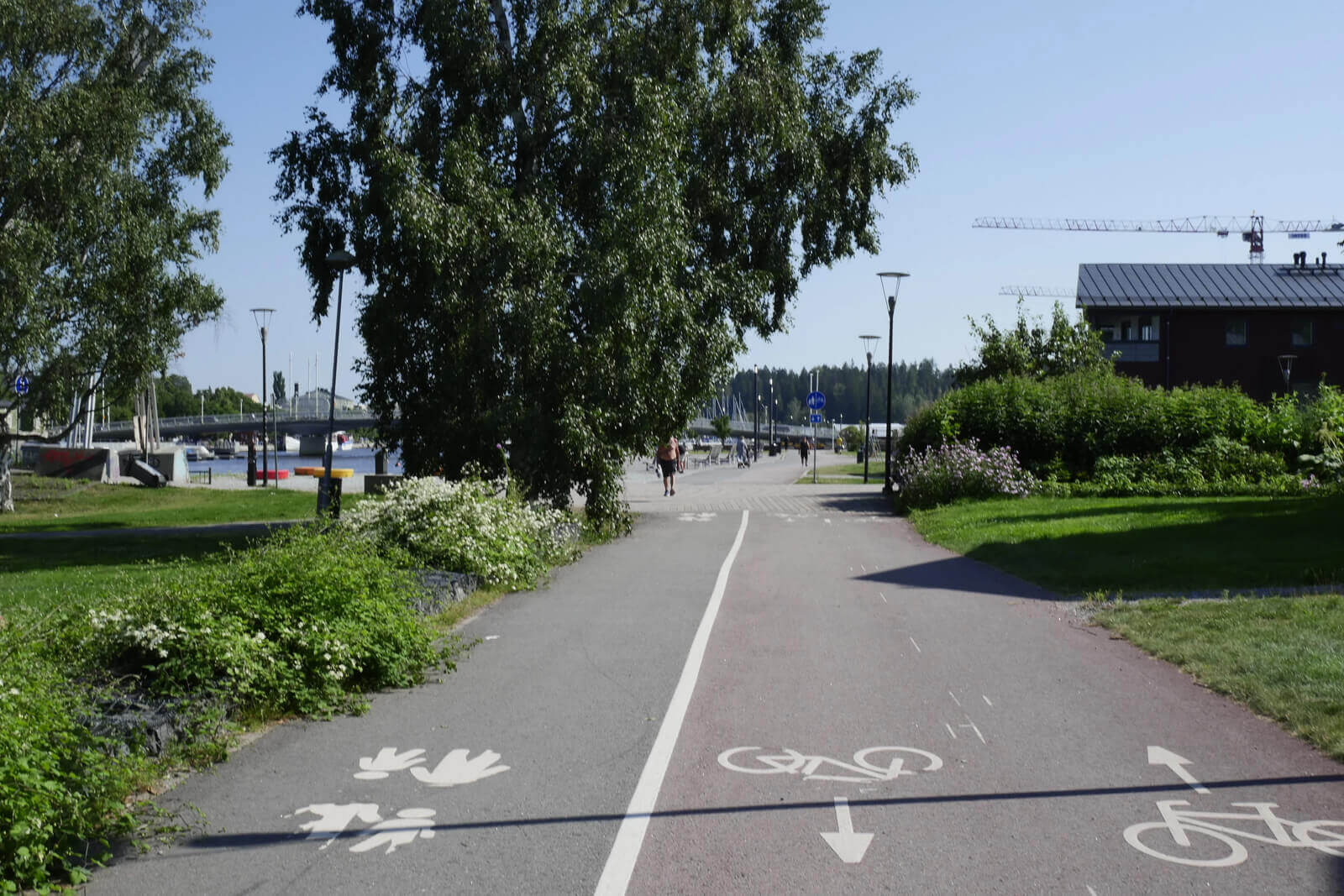 自転車と歩行者の道は広さにゆとりがあり、はっきりと区分けされている