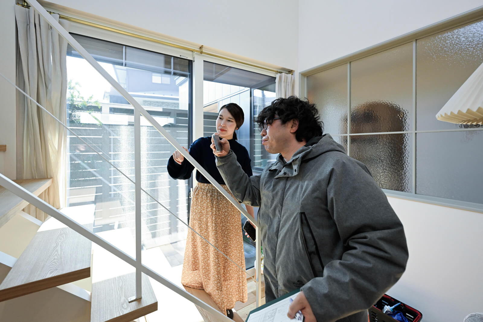 建具の不具合やネジの緩み、塗装の色落ちなど、すぐに対応できるものはその場で補修したり調整したりしている