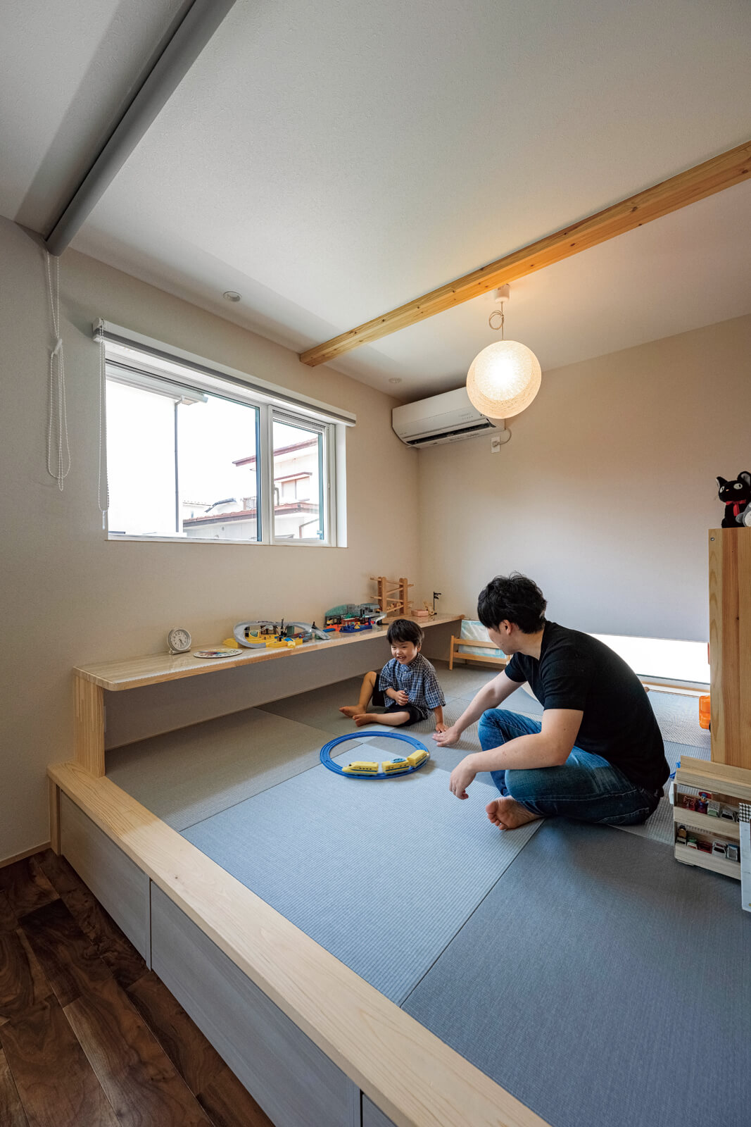お子さんの遊び場として重宝している小上がりの畳スペース。ロールカーテンを下げれば客間としても使える