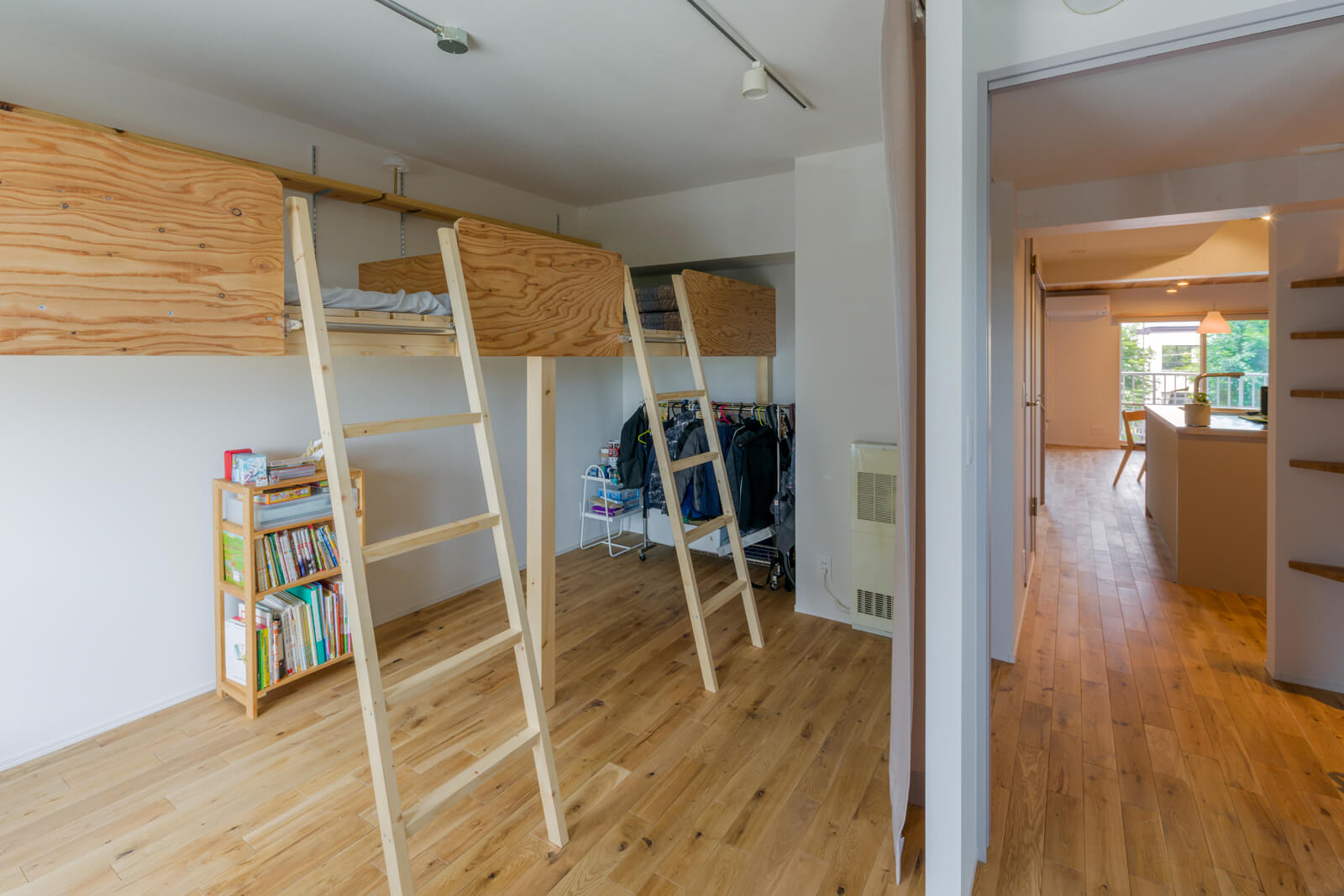 寝室とそのままつながる子ども部屋には、ロフト式ベッドを造作。子どもの成長に合わせ、プライベートを確保できるよう間仕切りを増設する予定