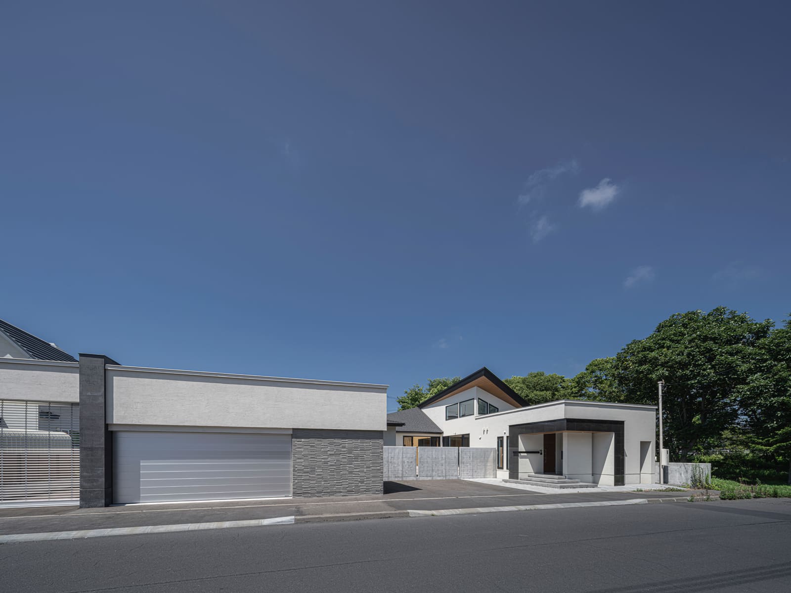 独特な屋根の形が目を引くWさん宅の外観。多角形が交わるフォルムが印象的なたたずまいとなっている