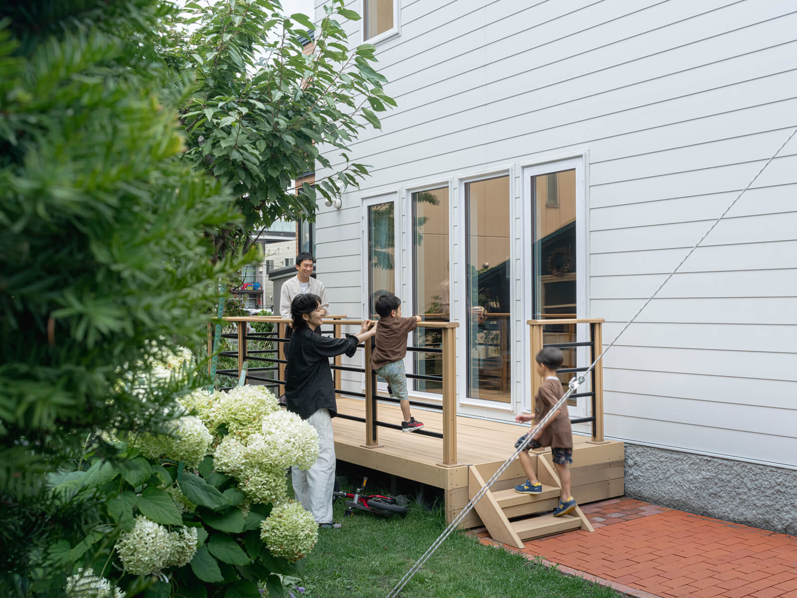 旧宅リフォームの際に新設したウッドデッキも、建て替えの際に解体して保存し、再利用。デッキは庭と室内を結ぶ中間領域的な役目を果たしている
