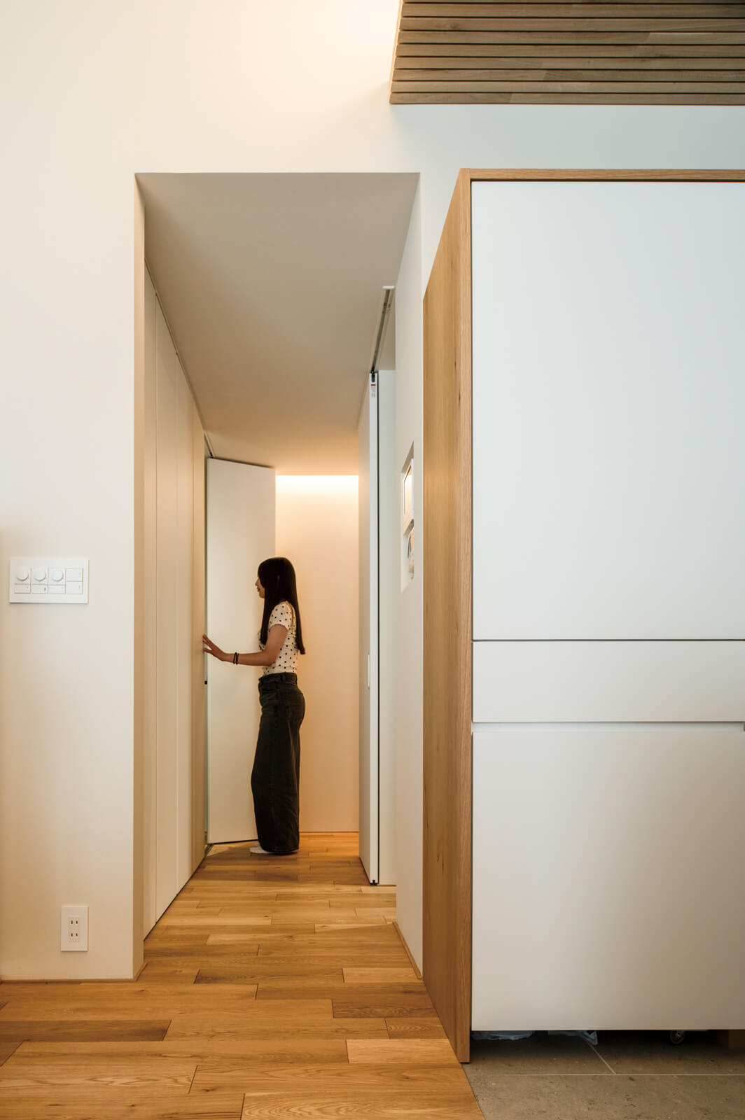 キッチンの裏手、2つの子ども部屋につながる動線上にある壁面は、全面がクローゼット。右手にはウォークスルータイプのファミリークローゼットがあり、水まわりとつながっている