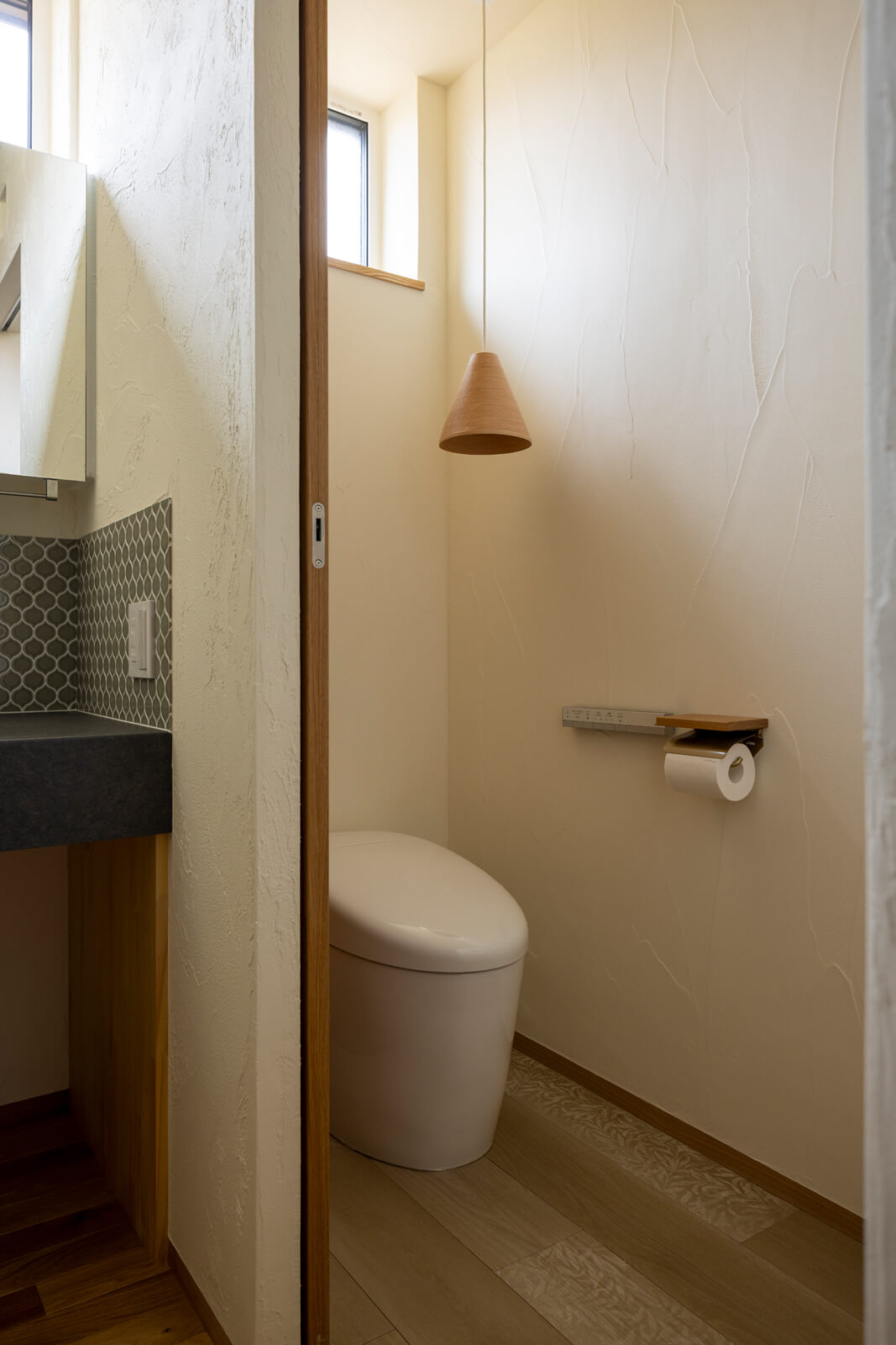 洗面スペースの脇にトイレを設置。洗面はトイレの手洗いも兼ねる