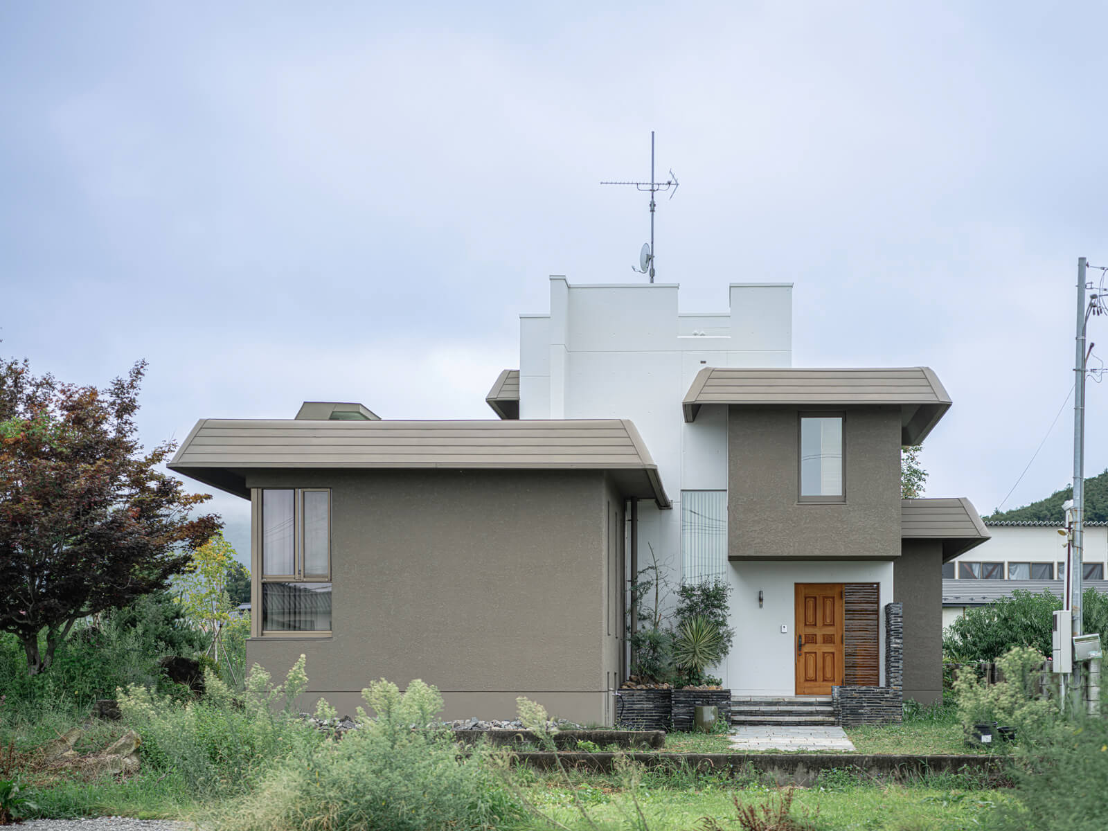 複雑な外形が目を引く桑名さん夫妻の住まい。リノベーションで外壁を塗り替えた